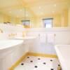 Hochwertiges Bad mit gefliestem Boden, Badewanne und Waschbecken
