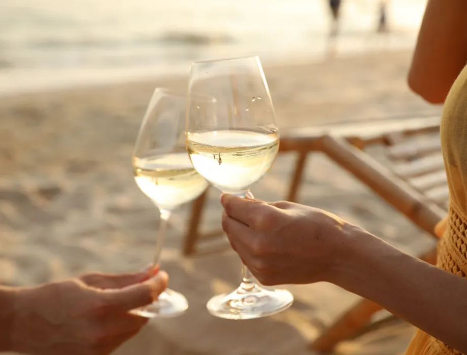 Sommerlicher Strandmoment mit Weißweinglas – Rugard Thermal Strandhotel motiviert Gäste zu nachhaltigem Mitmachen