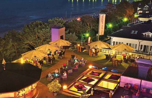 Aufnahme der Arkona Skybar des Arkona Strandhotels in Binz aus der Vogelperspektive bei einem exklusiven Event mit Ostseeblick.