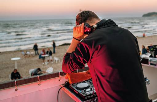 Nahaufnahme eines DJs, der beim großen Saisonfinale am Strand vonl Binz auflegt – perfekte Beats für eine unvergessliche Nacht.