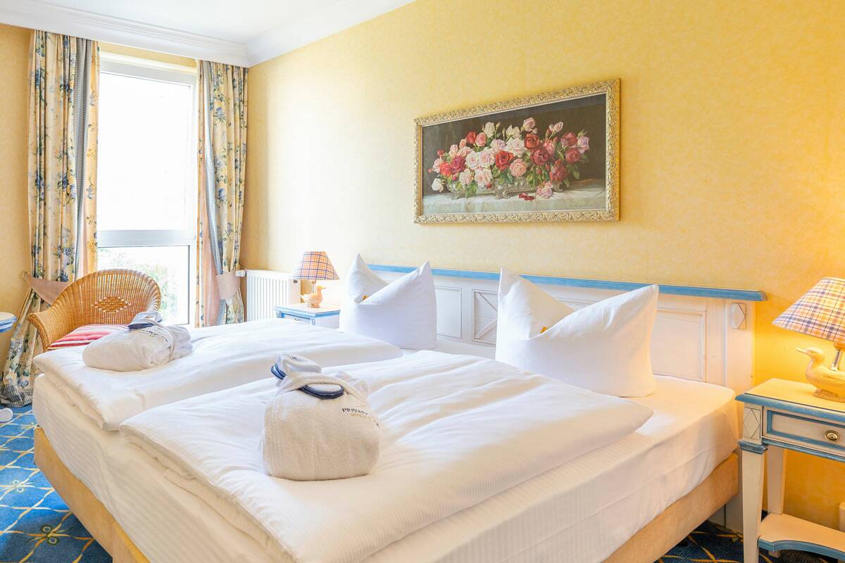 Willkommen im gemütlichen Doppelzimmer mit Stadtblick des 4-Sterne Rugard Thermal Strandhotel.
