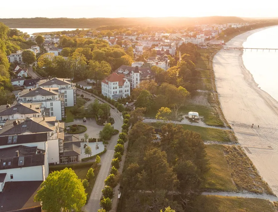 Sonnenuntergang über dem Strand von Binz – Rugard Thermal Strandhotel mit Photovoltaik und intelligenter Energieoptimierung