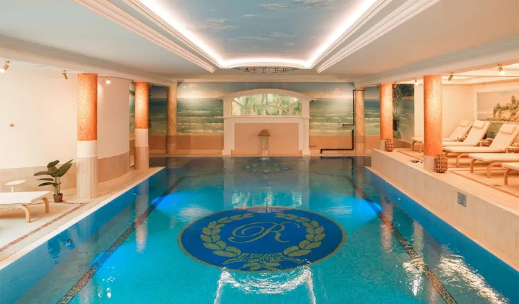 Pool area of the Rugard Thermal Strandhotel in Binz on Rügen ideal for aqua aerobics on an active vacation on Rügen.
