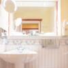 Das Bad der Juniorsuite mit Stadtblick verfügt über eine Dusche und/oder Badewanne sowie WC.