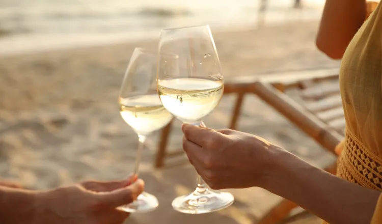 Summer beach moment with white wine – Rugard Thermal Strandhotel encourages sustainable guest participation