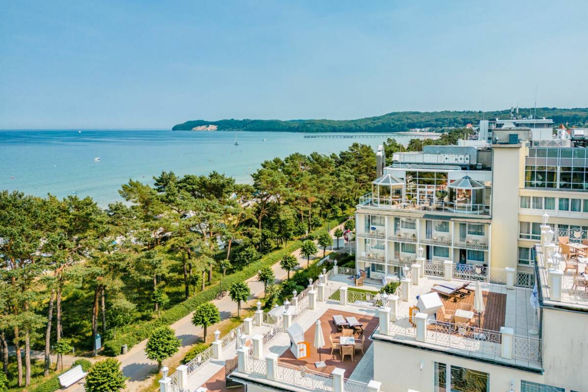Aufnahme aus der Luft des Rugard Thermal Strandhotel, im Hintergrund das Meer.
