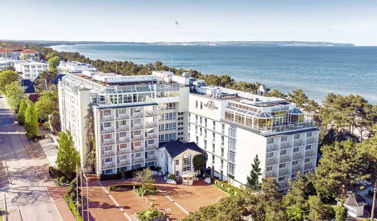 Luftaufnahme des Rugard Strandhotels in Binz – exklusives Wellnesshotel mit Panoramablick über die Binzer Bucht