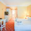 Hotelzimmer mit Doppelbett, Schreibtisch und Fernseher