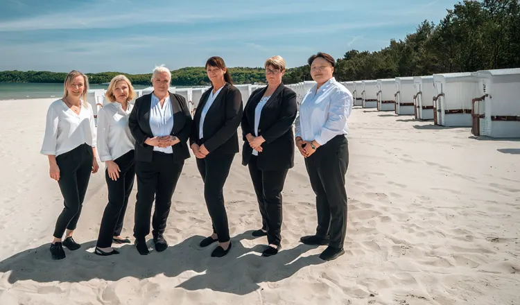 Housekeeping-Team des Rugard Thermal Strandhotels am Strand von Binz mit Strandkörben