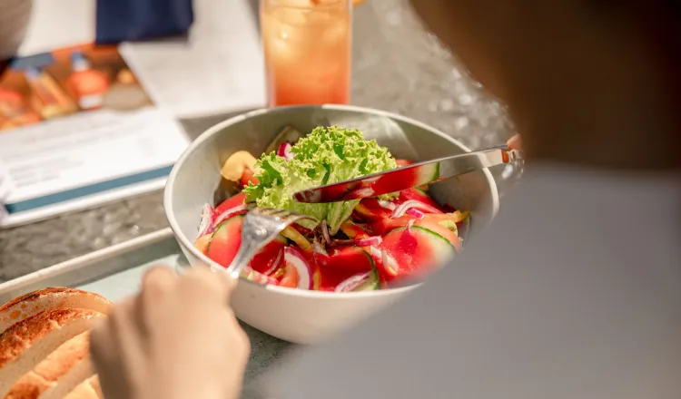 Terrace scene with fresh salad at Rugard Thermal Strandhotel in Binz – sustainable cuisine with products from Rügen