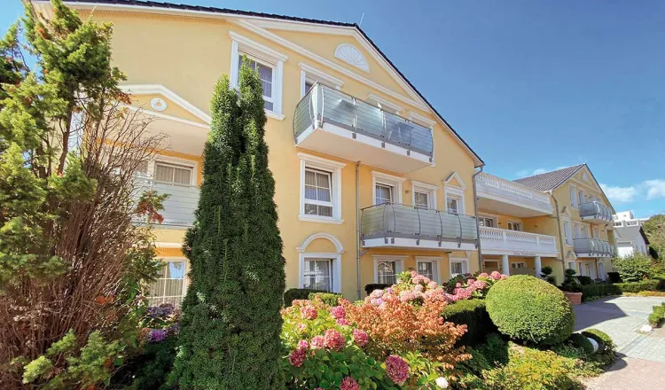 Arkona Strandresidenzen in Binz – gelbes Apartmenthaus mit stilvollen Ferienwohnungen und exklusivem Hotelanschluss