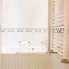 Eine Badewanne in einem Bad mit verzierten Fliesen im Hotel auf Rügen