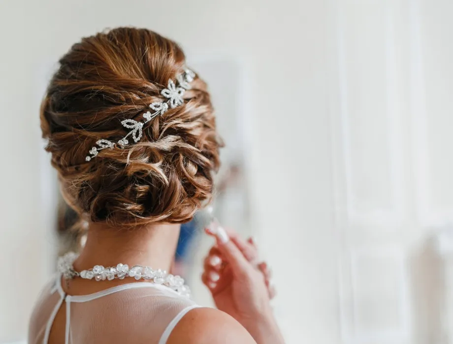 Braut mit eleganter Hochsteckfrisur und Haarschmuck.