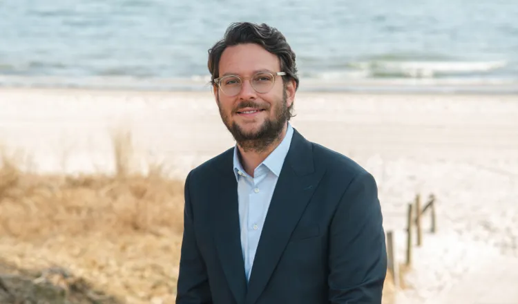 Daniel Hutter on the beach of Binz – Director of the Rugard Thermal Strandhotel