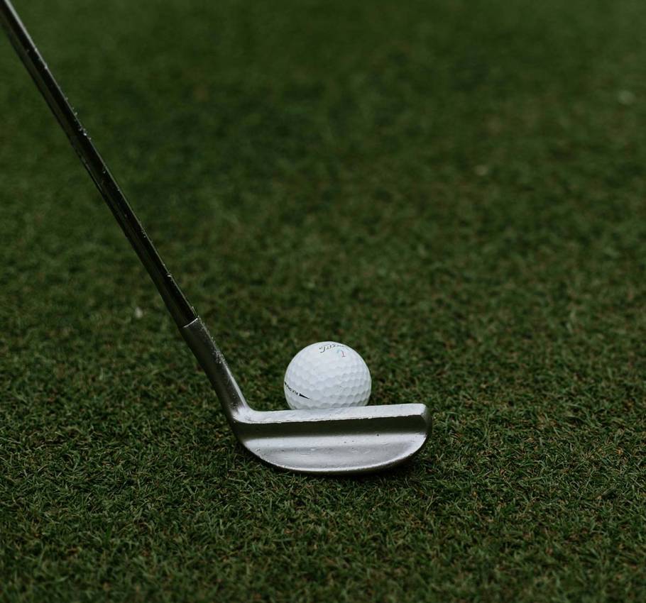 Ein Golfball auf einem Golfplatz kurz vor dem Abschlag.