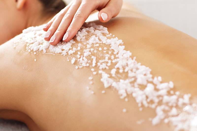 Meersalz-Peeling am Rücken.