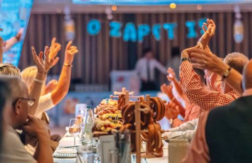 Tradition trifft Urlaubsfeeling: Beim 4. Binzer Oktoberfest im Arkona Strandhotel gibt es bayerische Kulinarik & stimmungsvolle Musik.
