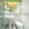 Waschbecken und Toilette neben der Duschkabine im Badezimmer eines Hotelzimmers.