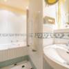 Schönes Badezimmer mit Waschbecken, Badewanne und Handtuchwärmer.