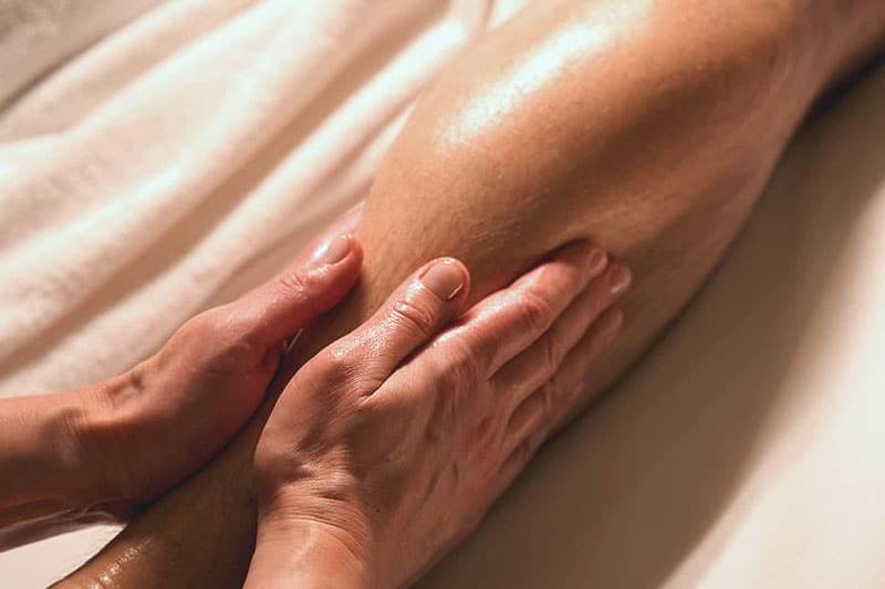 Lockernde Massage der Wadenmuskulatur.