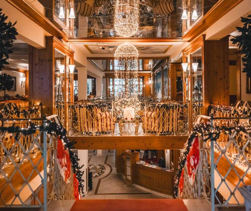 Weihnachtlich geschmückte Hotellobby mit festlicher Beleuchtung, dekorativen Lichterketten und stimmungsvoller Atmosphäre.