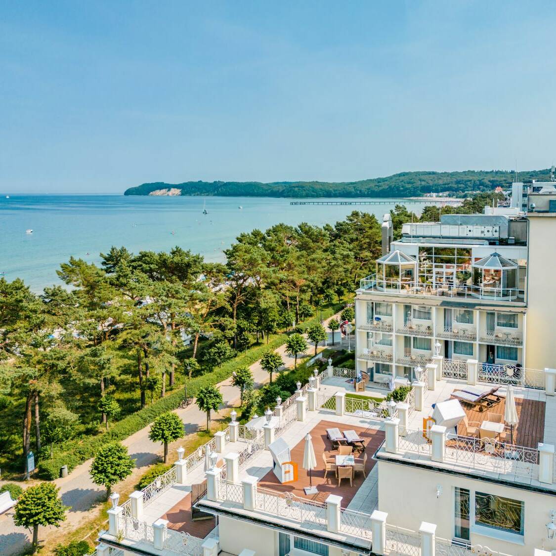Aufnahme aus der Luft des Rugard Thermal Strandhotel, im Hintergrund das Meer.