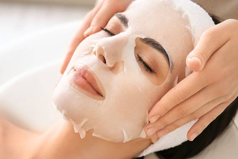Frau erhält Wellness-Fließmaske.
