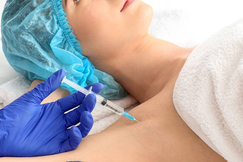 Frau erhält im Arkona Strandhotel eine Botox-Injektion gegen Achselschweiß im Urlaub im Arkona Strandhotel auf Rügen.