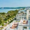 Aufnahme des Rugard Thermal Strandhotel von oben, im Hintergrund das Meer.