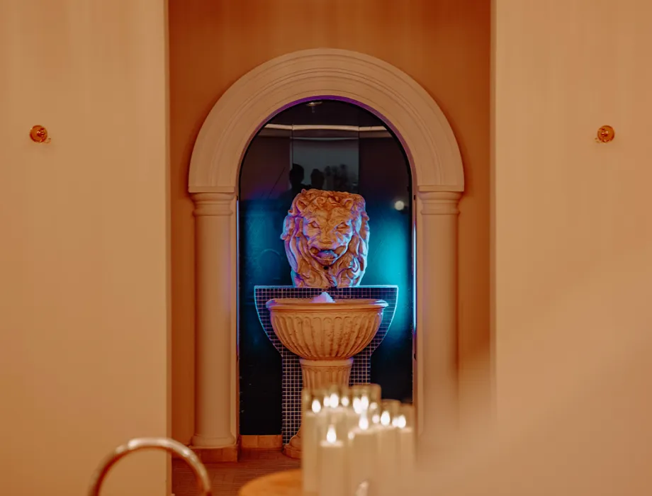 Innenbereich der Sauna und Poollandschaft mit Kerzen und warmem Licht im Rugard Thermal Strandhotel