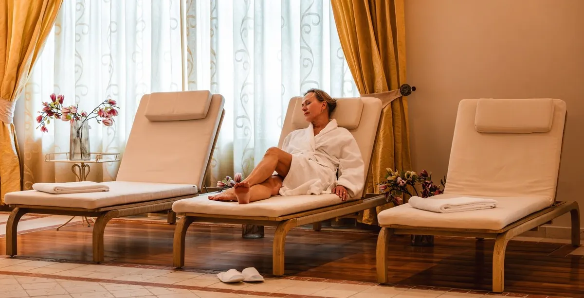 Elegant relaxation lounge at the Rugard Thermal Strandhotel spa in Binz with comfortable loungers and stylish decor.
