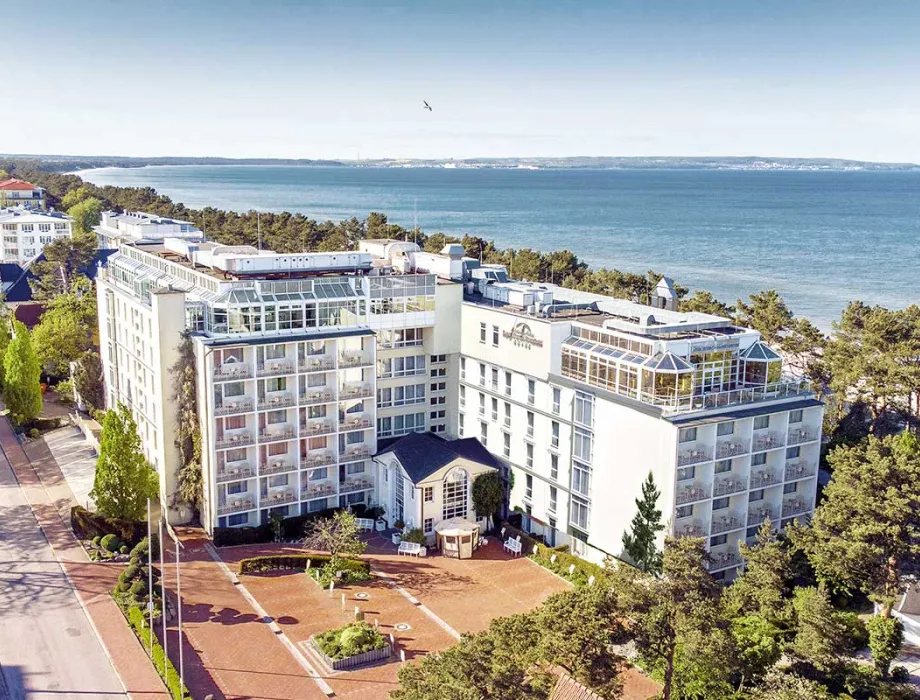 Luftaufnahme des Rugard Strandhotels in Binz – exklusives Wellnesshotel mit Panoramablick über die Binzer Bucht