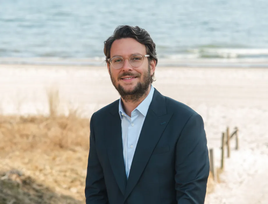Daniel Hutter on the beach of Binz – Director of the Rugard Thermal Strandhotel