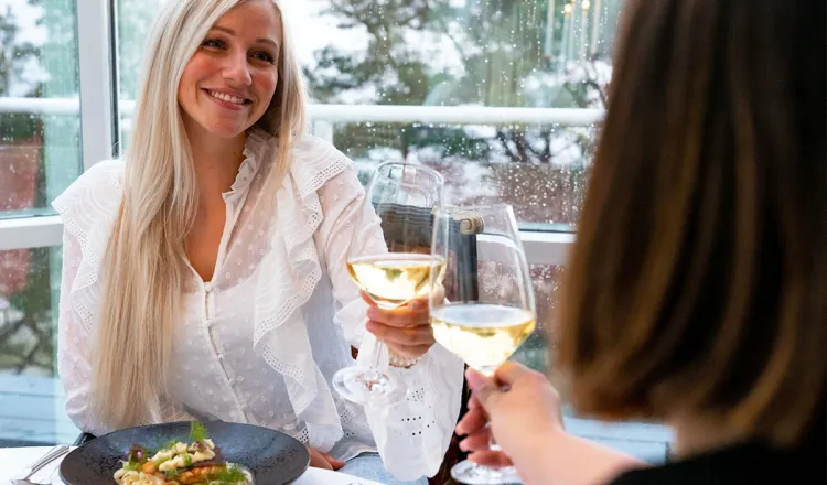 Festive dinner at an event with a friendly toast at the Rugard Strandhotel.