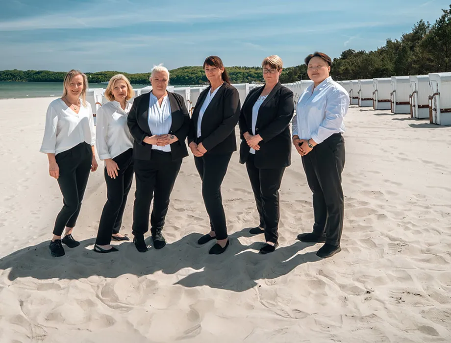 Housekeeping-Team des Rugard Thermal Strandhotels am Strand von Binz mit Strandkörben