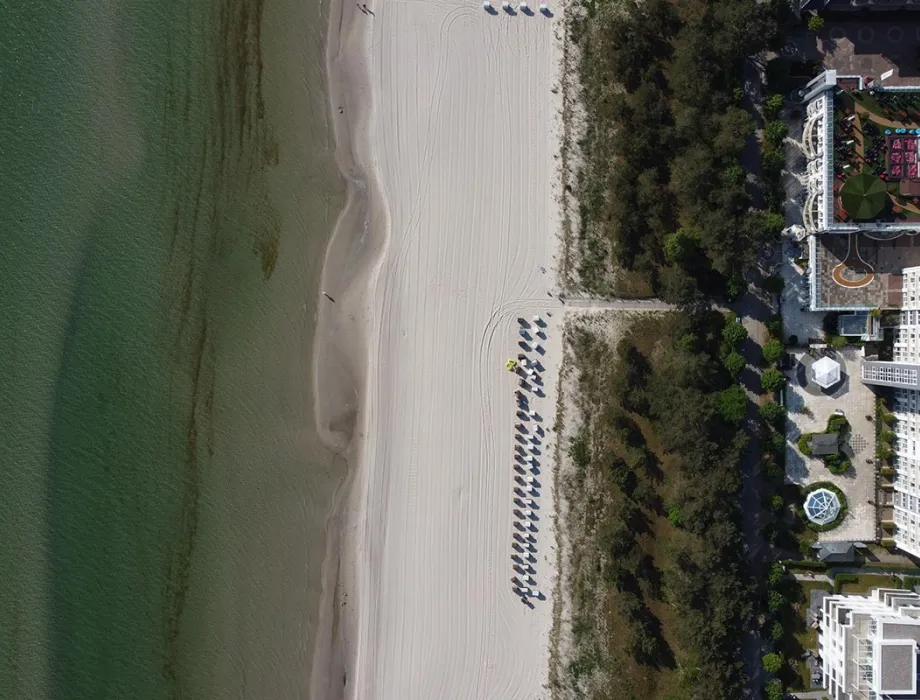 Blick auf den Sandstrand von Binz – Rugard Thermal Strandhotel nutzt Regenwasser für Gartenbewässerung mit 12.500-Liter-Tank