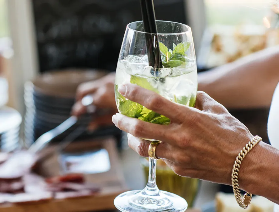 Close-up of a woman holding a cocktail at a banquet in the Arkona Strandhotel in Binz on the island of Rügen.