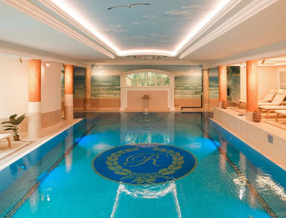 Poolbereich des Rugard Thermal Strandhotels in Binz auf Rügen ideal für Wassergymnastik im Aktivurlaub auf Rügen.