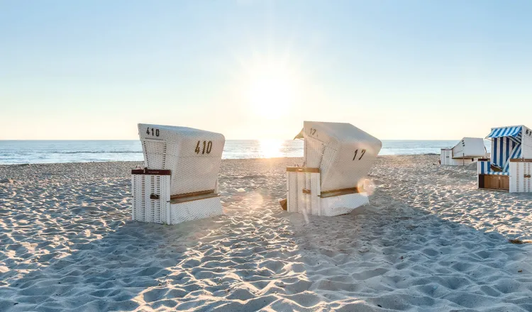 Beach chairs by the Baltic Sea directly in front of Rugard Thermal Strandhotel in Binz