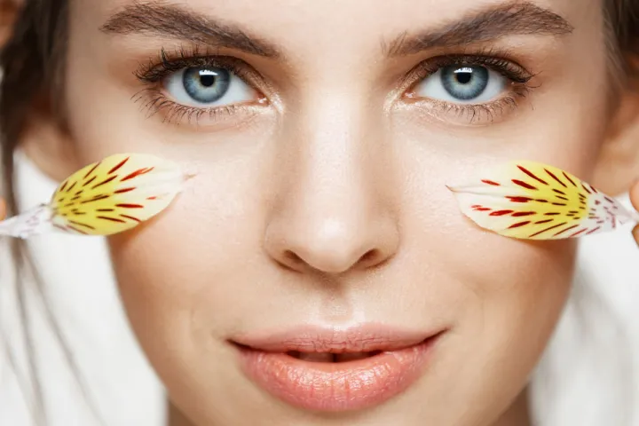 Nahaufnahme einer jungen Frau bei einer Beauty-Anwendung von ÄsthetikaMed im Wellnesshotel auf Rügen.