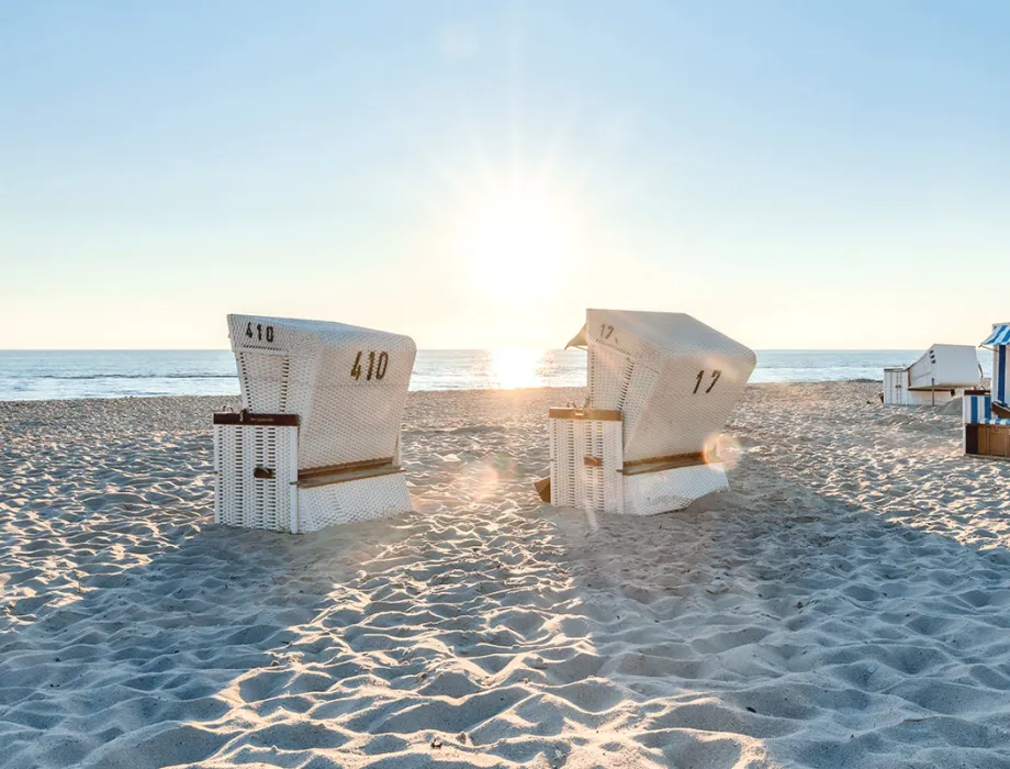 Beach chairs by the Baltic Sea directly in front of Rugard Thermal Strandhotel in Binz