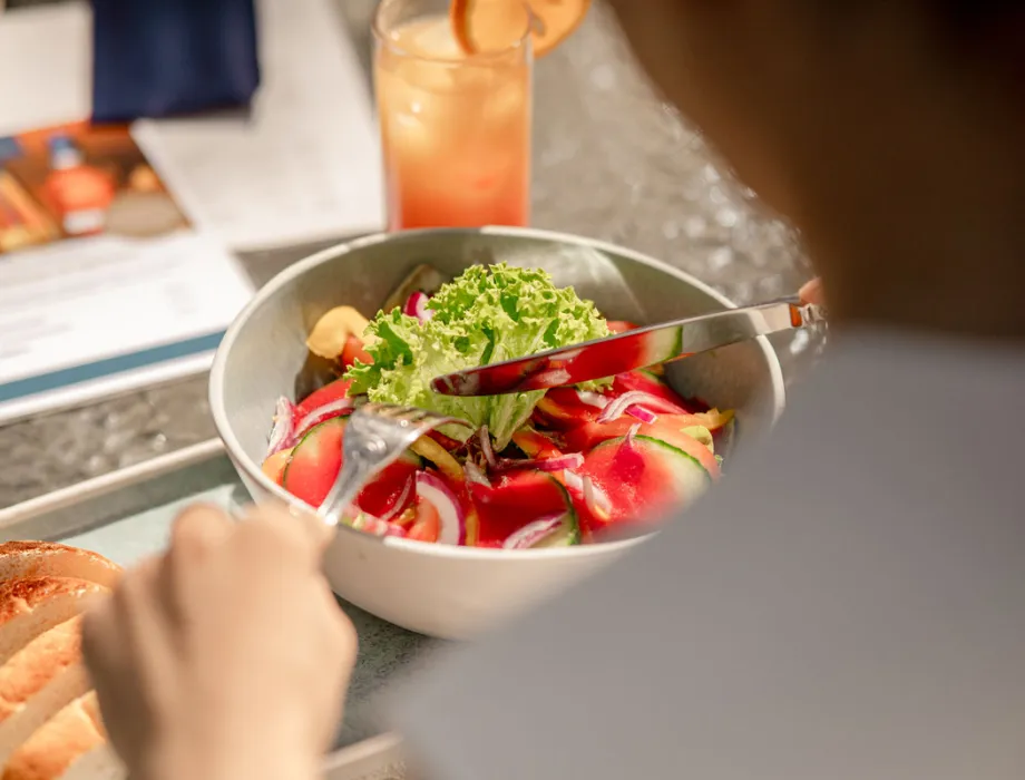 Terrassenszene mit frischem Salat im Rugard Thermal Strandhotel in Binz – nachhaltige Küche mit Produkten von Rügen