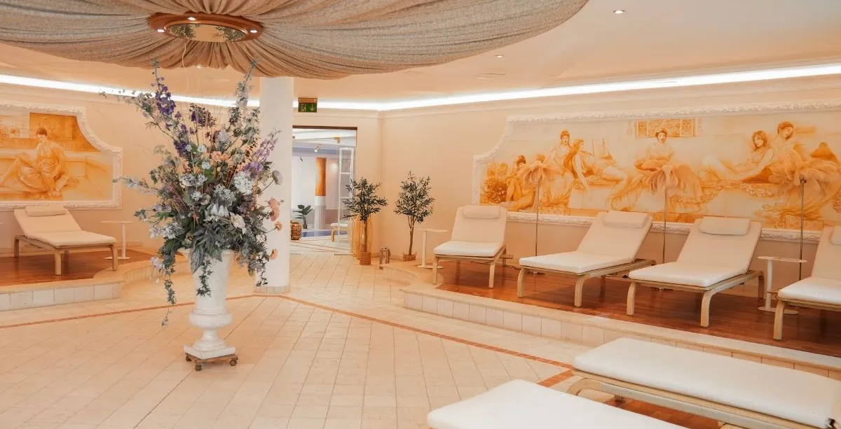 Elegant relaxation lounge at the Rugard Thermal Strandhotel spa in Binz with comfortable loungers and stylish decor.