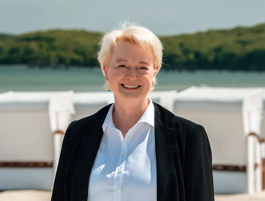 Lächelnde Empfangsleiterin des Rugard Thermal Strandhotel, Birte Nagel, am Strand von Binz