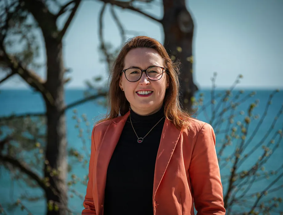 Dorothee Schicht am Strand von Binz mit Wasser und Bäumen im Hintergrund – Assistenz der Direktion im Rugard Thermal Strandhotel