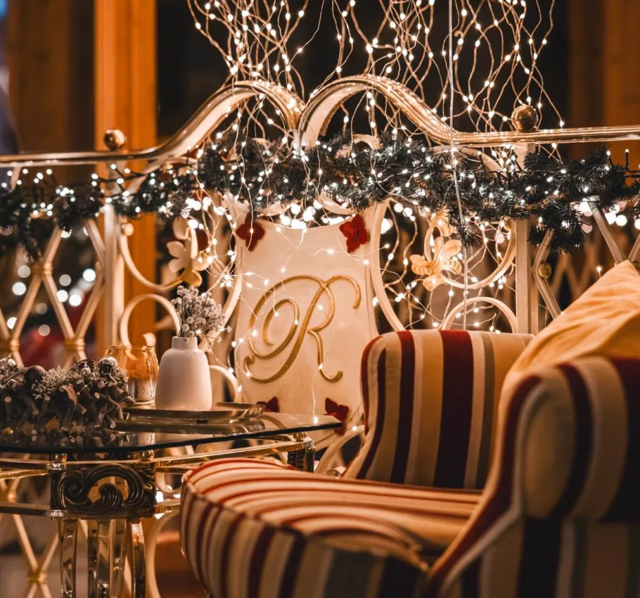 Festively decorated seating area for the 2nd New Year’s Eve party at Rugard Strandhotel Binz on Rügen Island.