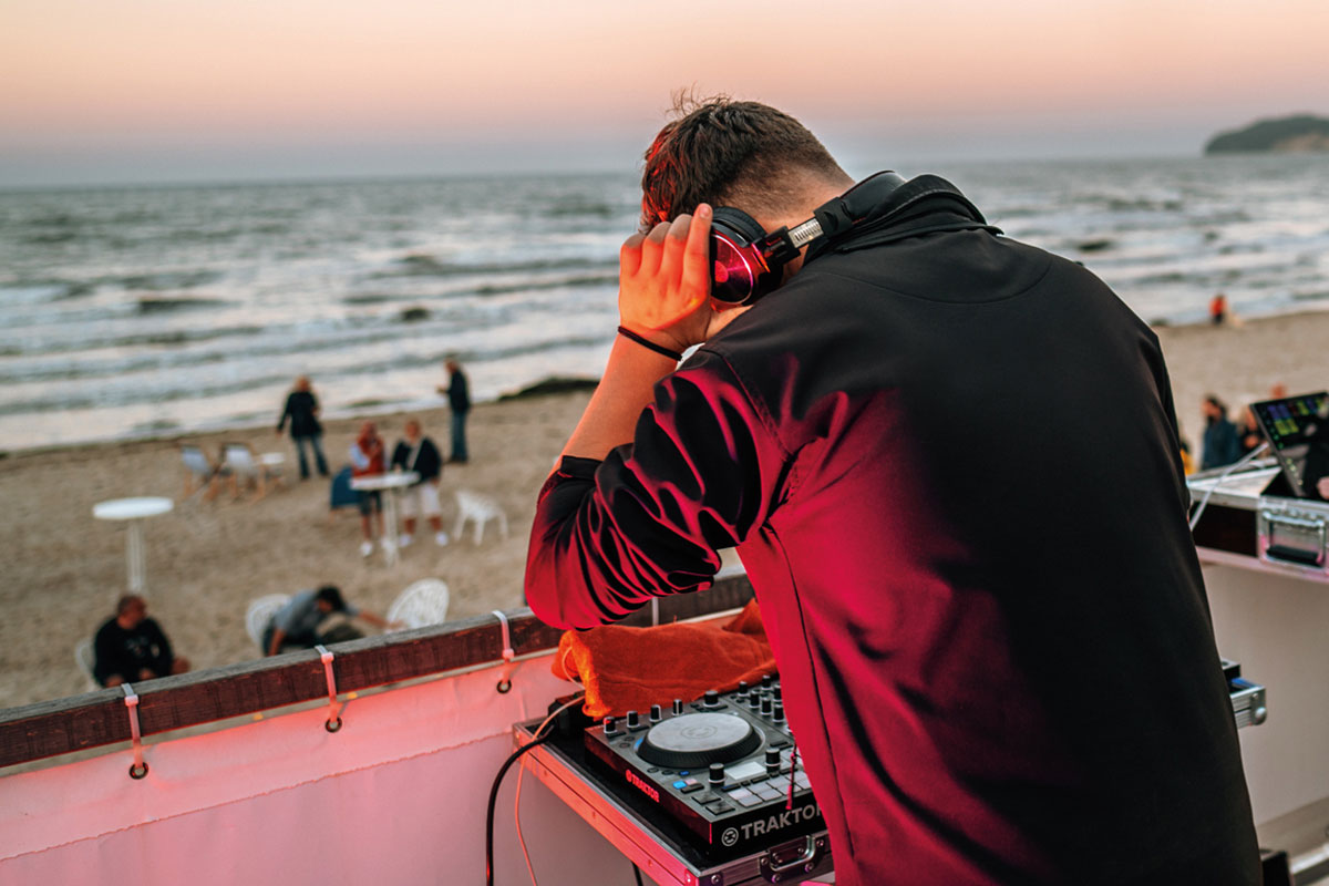 Nahaufnahme eines DJs, der beim großen Saisonfinale am Strand vonl Binz auflegt – perfekte Beats für eine unvergessliche Nacht.