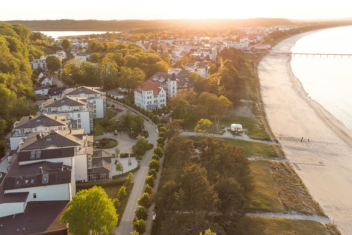Sonnenuntergang über dem Strand von Binz – Rugard Thermal Strandhotel mit Photovoltaik und intelligenter Energieoptimierung