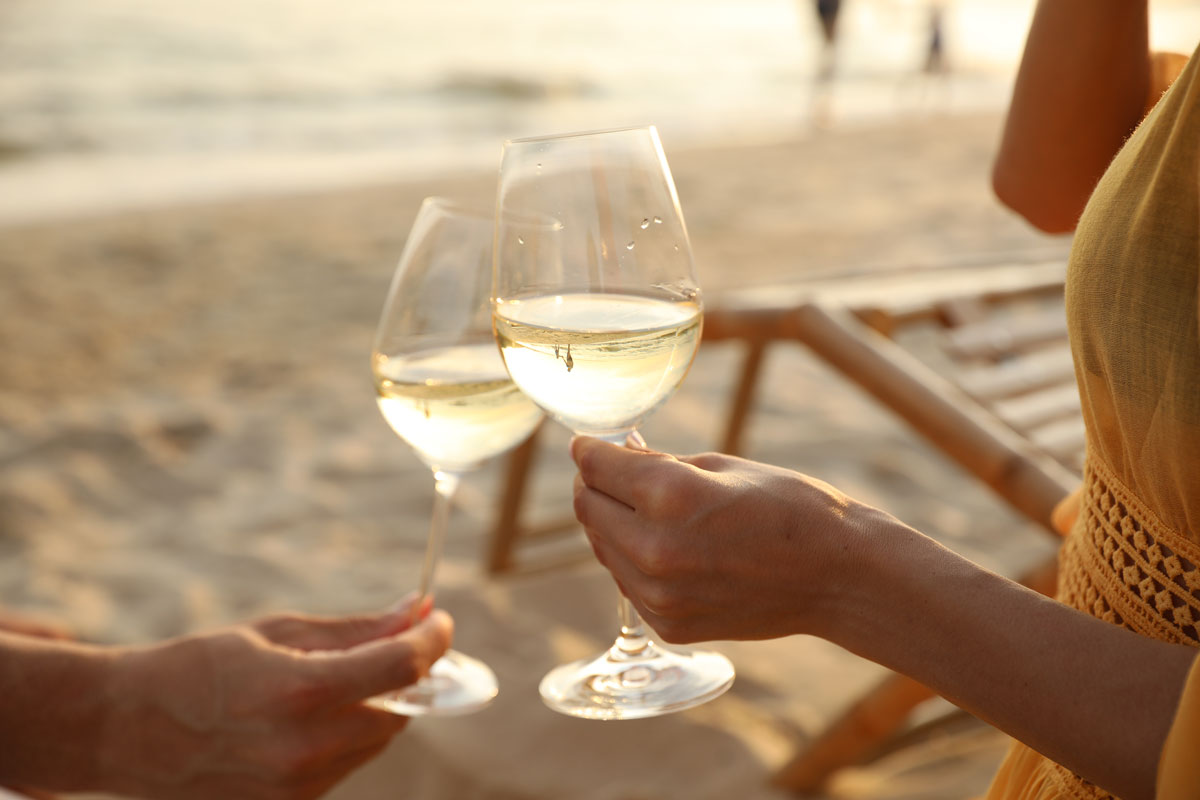 Sommerlicher Strandmoment mit Weißweinglas – Rugard Thermal Strandhotel motiviert Gäste zu nachhaltigem Mitmachen