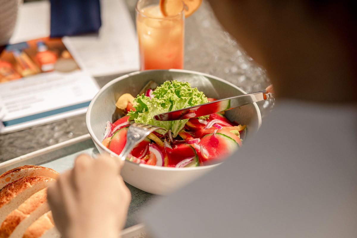 Terrassenszene mit frischem Salat im Rugard Thermal Strandhotel in Binz – nachhaltige Küche mit Produkten von Rügen